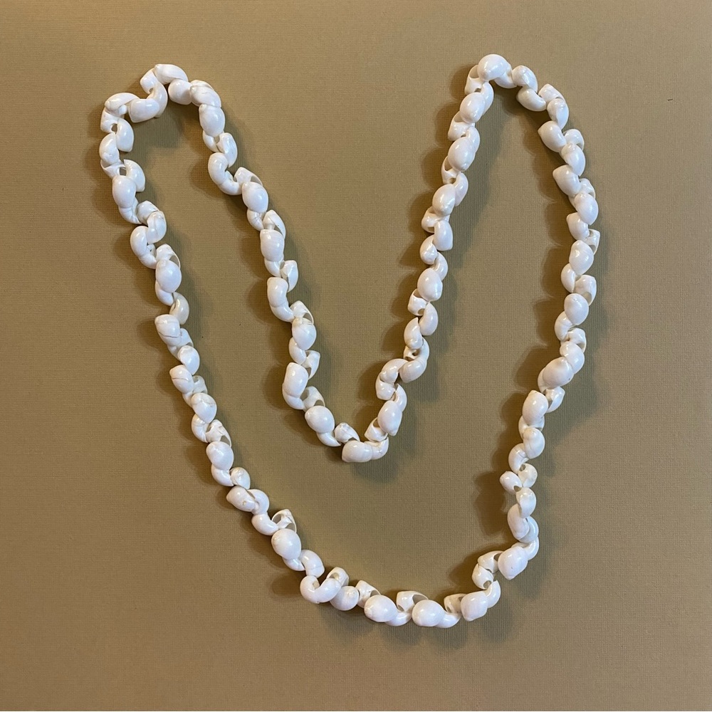 Shell necklace lei, white, 18 1/2” drop